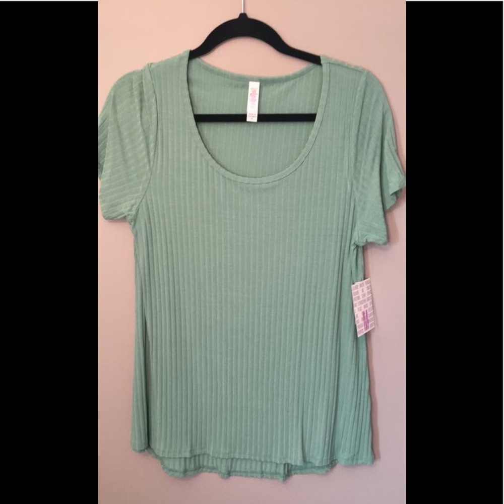 MEDIUM LULAROE CLASSIC T